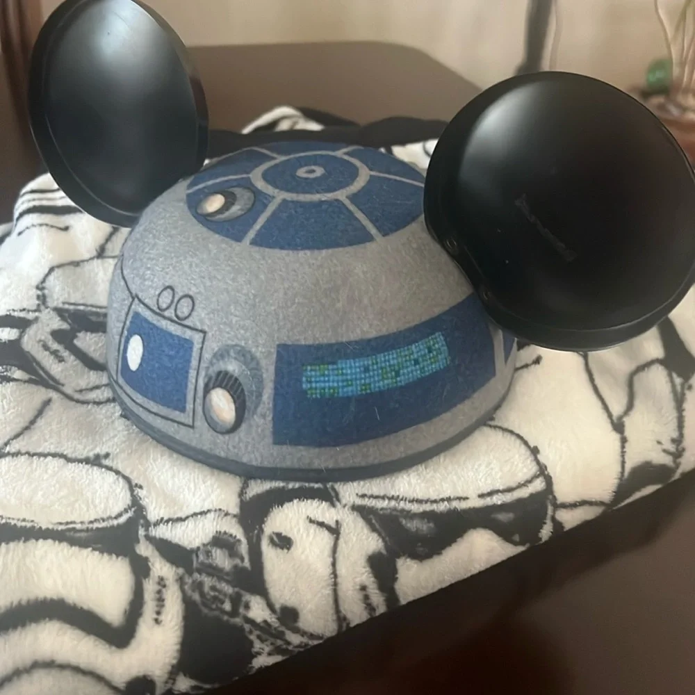 Disney Parks Stars Wars Star Trooper fuzzy Blanket free R2D2 Mickey Mouse Ears